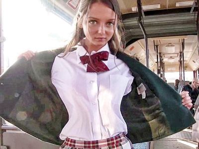 〚パイパン外人〛18歳のブロンド美少女がAVデビューしてバスの乗客に逆レイプｗｗ無毛まんこをくぱぁしてバキュームフェラ